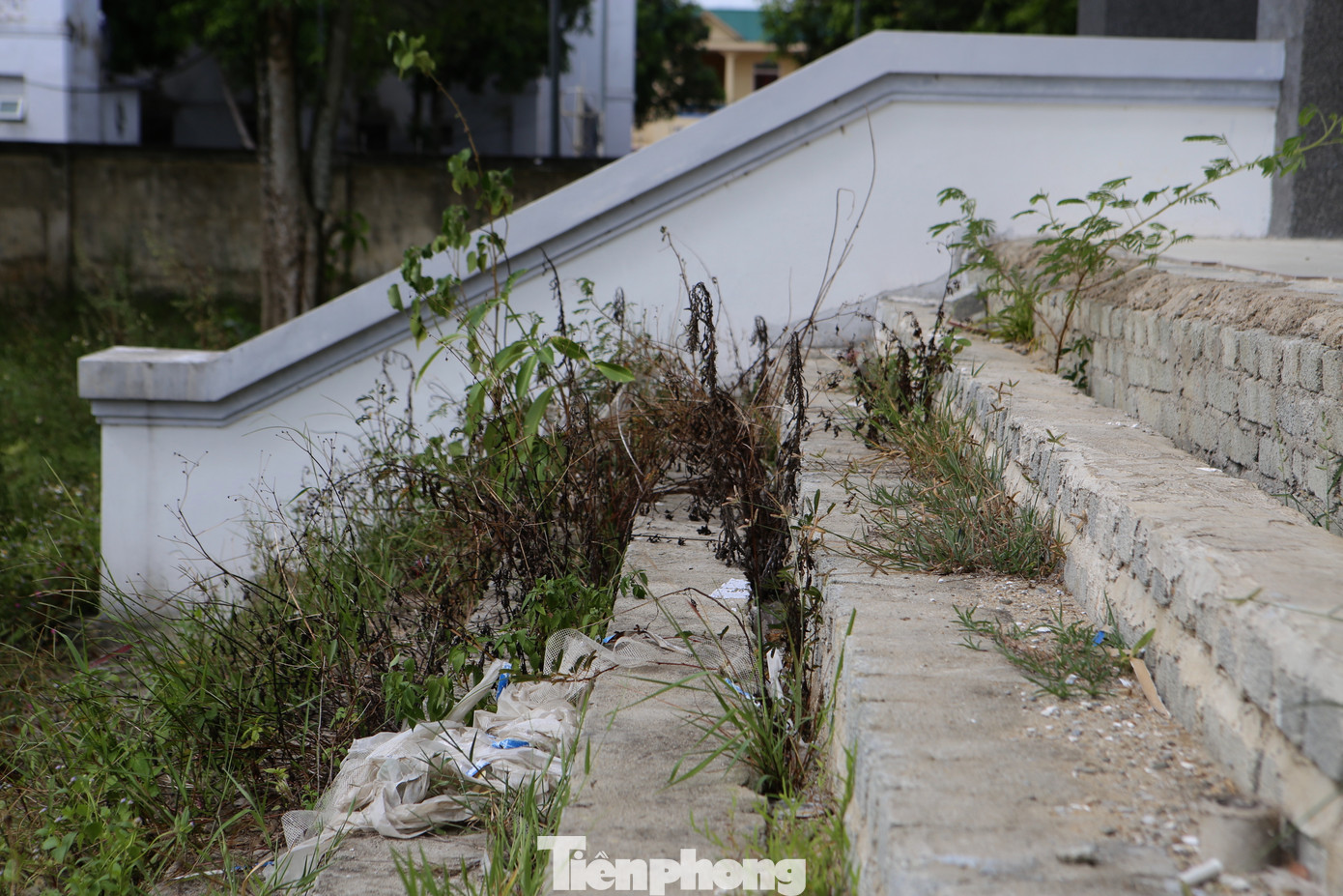 Công trình dang dở bỏ hoang, không có người trông coi.