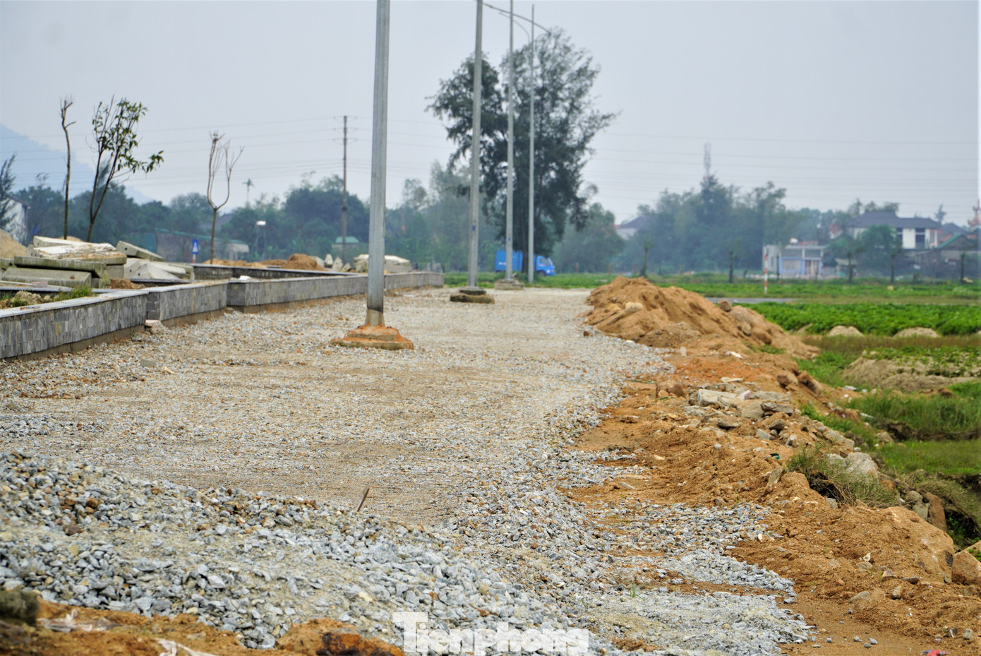 Trao đổi với Tiền Phong, lãnh đạo UBND thị trấn Lộc Hà chia sẻ, sau khi sáp nhập vào huyện Thạch Hà, huyện Lộc Hà đã bị xoá tên gọi. Đến nay nhiều trụ sở trên địa bàn không còn được sử dụng và có những dự án thi công đang dang dở, chậm tiến độ. Trong đó có Dự án Trung tâm Văn hóa - Truyền thông huyện Lộc Hà. Trao đổi với Tiền Phong, lãnh đạo UBND thị trấn Lộc Hà chia sẻ, sau khi sáp nhập vào huyện Thạch Hà, huyện Lộc Hà đã bị xoá tên gọi. Đến nay nhiều trụ sở trên địa bàn không còn được sử dụng và có những dự án thi công đang dang dở, chậm tiến độ. Trong đó có Dự án Trung tâm Văn hóa - Truyền thông huyện Lộc Hà.