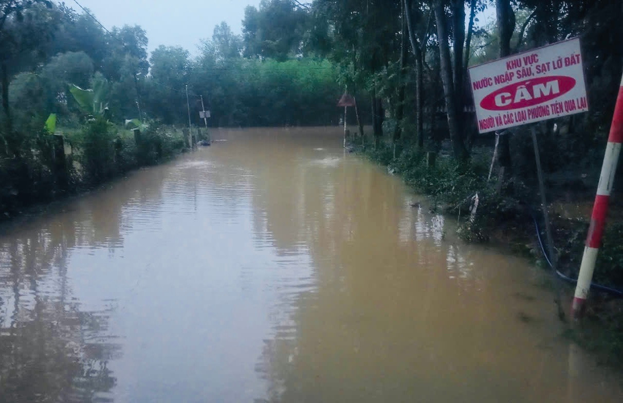 Đường tại xã Hương Thuỷ bị ngập, chia cắt cục bộ. Đường tại xã Hương Thuỷ bị ngập, chia cắt cục bộ.