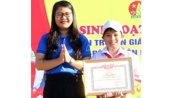 Nam sinh nhận được giấy khen sau hành động đẹp nhặt được tiền trả lại người đánh rơi.