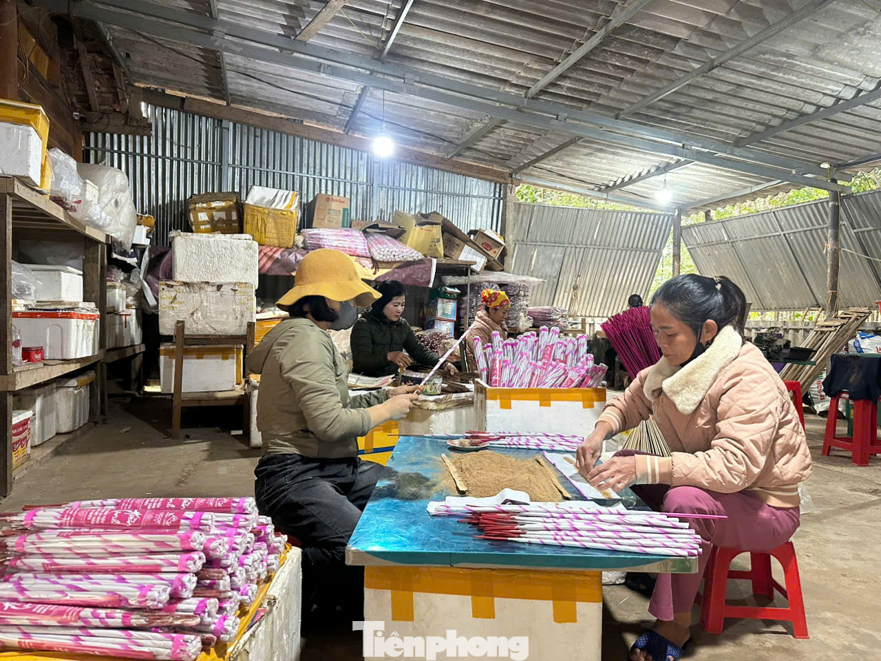 Tất bật đóng gói hàng hoá phục vụ thị trường dịp Tết.