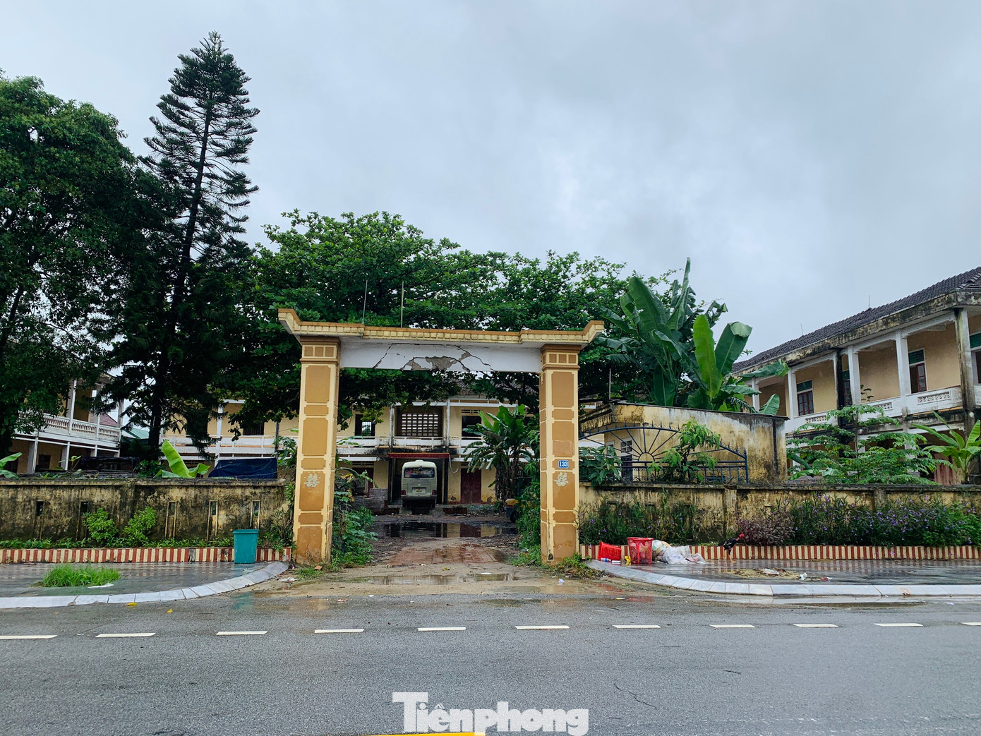 Trường Tiểu học thị trấn Phố Châu (thị trấn Phố Châu, huyện Hương Sơn" cũng đang bỏ hoang. Đây được đánh giá là vị trí "đất vàng" của huyện Hương Sơn. Tuy nhiên sau nhiều năm chuyển trường đến cơ sở mới, điểm trường này bỏ hoang. Không được trông coi bảo vệ nên 3 dãy nhà hai tầng đã xuống cấp...