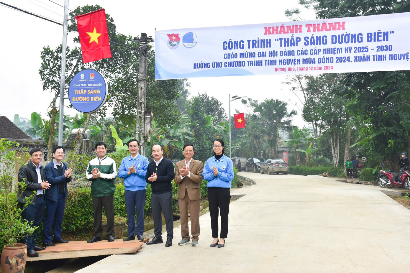 Lãnh đạo huyện Hương Khê và các đơn vị tài trợ bàn giao công trình.