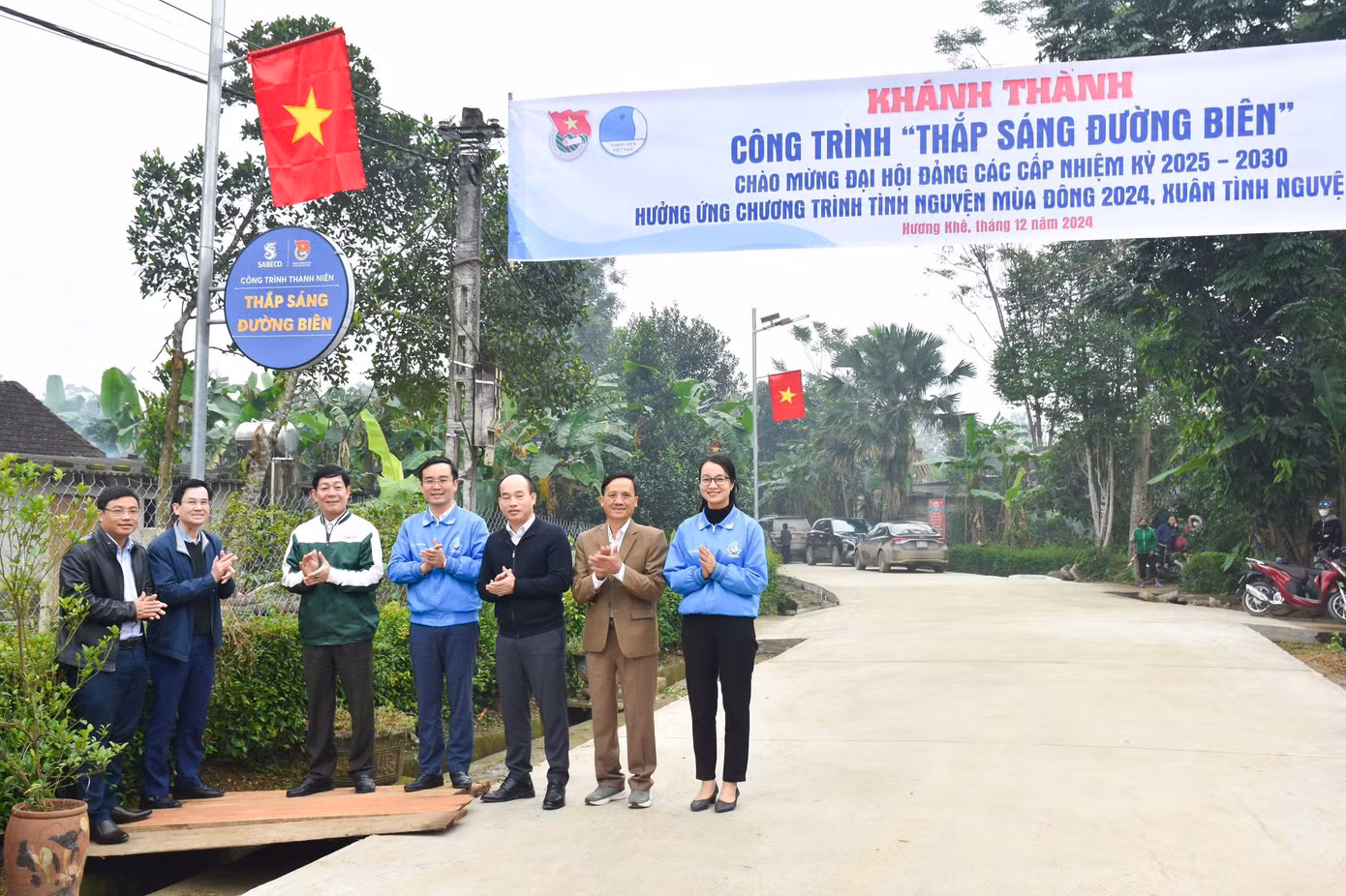 Lãnh đạo huyện Hương Khê và các đơn vị tài trợ bàn giao công trình. Lãnh đạo huyện Hương Khê và các đơn vị tài trợ bàn giao công trình.