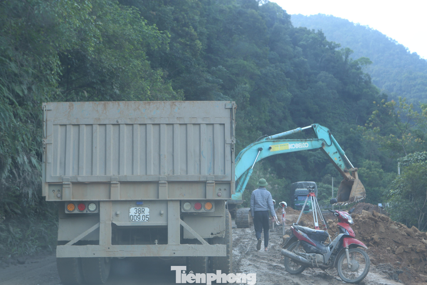 Do đang được nâng cấp nên đoạn đường quốc lộ 8A từ xã Sơn Kim 1 lên Cửa khẩu Cầu Treo vốn rất nhỏ, dốc, có nhiều điểm khúc cua gấp nay trở nên nguy hiểm hơn. Vì thế phương tiện giao thông phải di chuyển với tốc độ chậm, từ từ nối đuôi để chở hàng qua cửa khẩu.