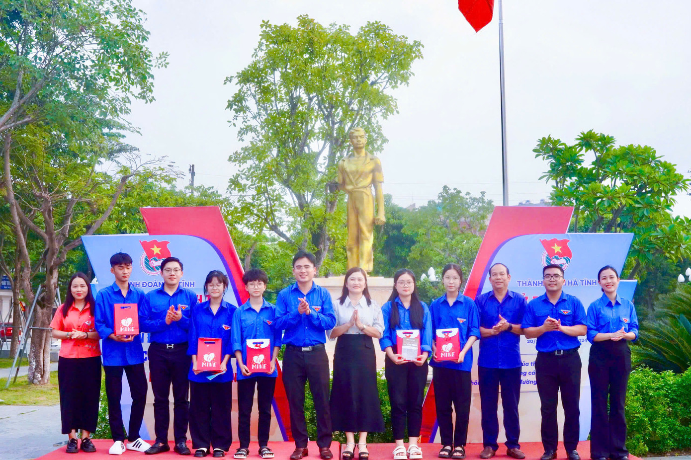 Thành Đoàn trao tặng các cuốn sách “Chân dung anh Lý Tự Trọng qua những tư liệu lịch sử" của tác giả Dương Trọng Phúc cho thư viện Trường THPT Phan Đình Phùng. Thành Đoàn trao tặng các cuốn sách “Chân dung anh Lý Tự Trọng qua những tư liệu lịch sử" của tác giả Dương Trọng Phúc cho thư viện Trường THPT Phan Đình Phùng.