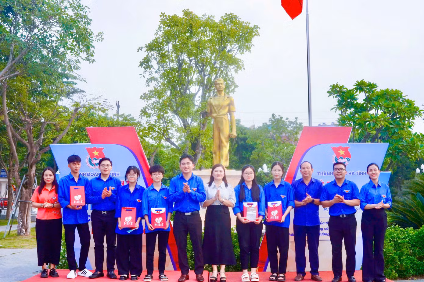 Thành Đoàn trao tặng các cuốn sách “Chân dung anh Lý Tự Trọng qua những tư liệu lịch sử" của tác giả Dương Trọng Phúc cho thư viện Trường THPT Phan Đình Phùng. Thành Đoàn trao tặng các cuốn sách “Chân dung anh Lý Tự Trọng qua những tư liệu lịch sử" của tác giả Dương Trọng Phúc cho thư viện Trường THPT Phan Đình Phùng.