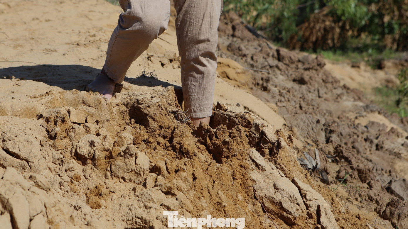 Bờ bao chủ yếu là đất cát nên khả năng giữ nước rất kém, trong khi bờ bao đã xây dựng nhiều năm, trải qua thời gian, mưa gió nên xuống cấp. Người dân thôn Nam Hải chia sẻ thêm, từ khi mỏ sắt dừng hoạt động, nguồn nước bị nhiễm phèn nặng hơn. Mùa mưa lũ đến dân lại thấp thỏm vì sợ bờ bao tiếp tục vỡ.