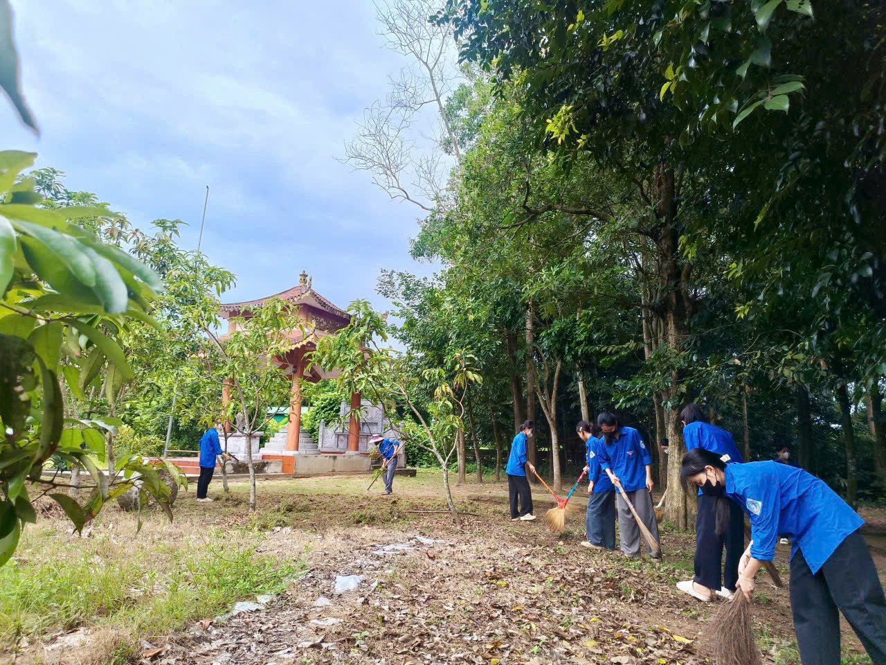 Đoàn phường Sông Trí (đơn vị sáp nhập từ phường Hưng Trí, phường Kỳ Trinh, xã Kỳ Châu và một phần dân số của xã Kỳ Lợi) cũng đã ra quân dọn vệ sinh tại 6 điểm nhà bia ghi tên các anh hùng liệt sĩ trên địa bàn.