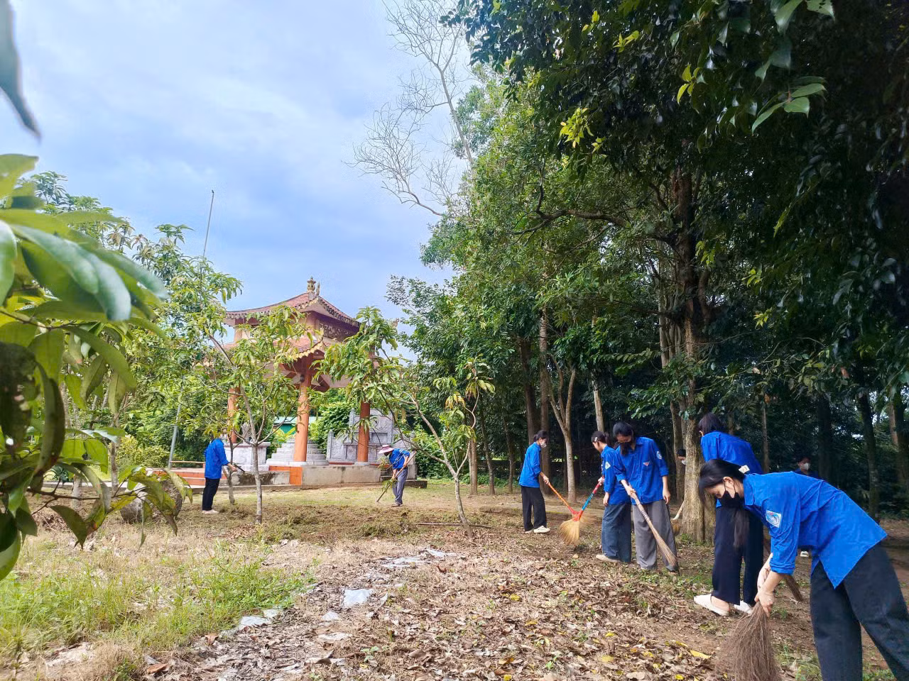 Đoàn phường Sông Trí (đơn vị sáp nhập từ phường Hưng Trí, phường Kỳ Trinh, xã Kỳ Châu và một phần dân số của xã Kỳ Lợi) cũng đã ra quân dọn vệ sinh tại 6 điểm nhà bia ghi tên các anh hùng liệt sĩ trên địa bàn.