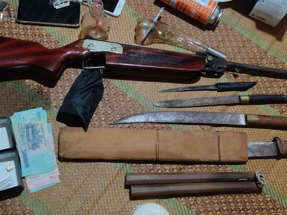 Tang vật thu giữ tại hiện trường. Tang vật thu giữ tại hiện trường.