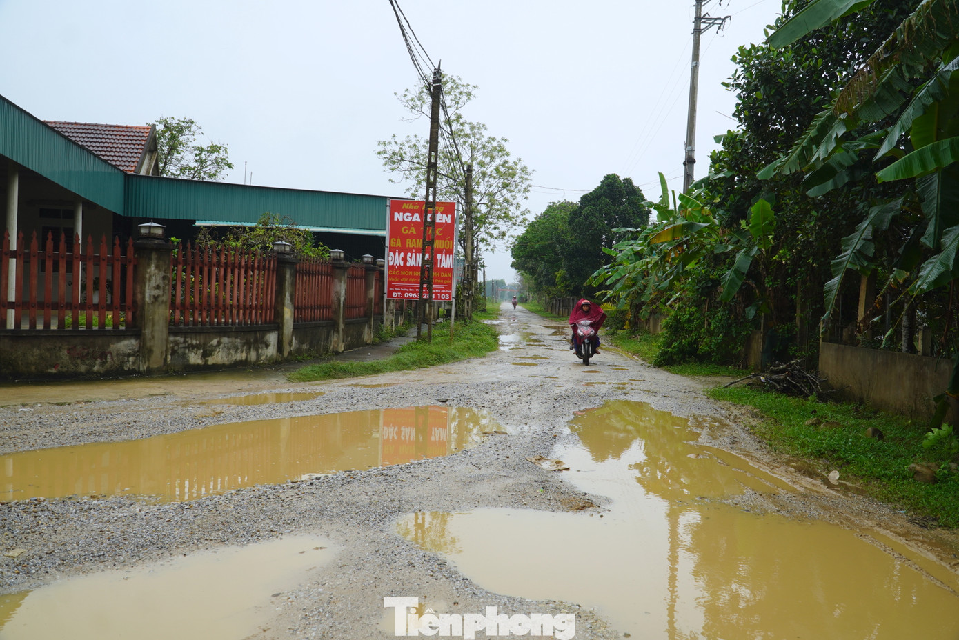 Theo người dân địa phương, tình trạng đường xuống cấp, hư hỏng đã xảy ra khoảng 3 năm nay và ngày càng trầm trọng thêm vì nhiều xe trọng tải lớn thường xuyên qua lại.