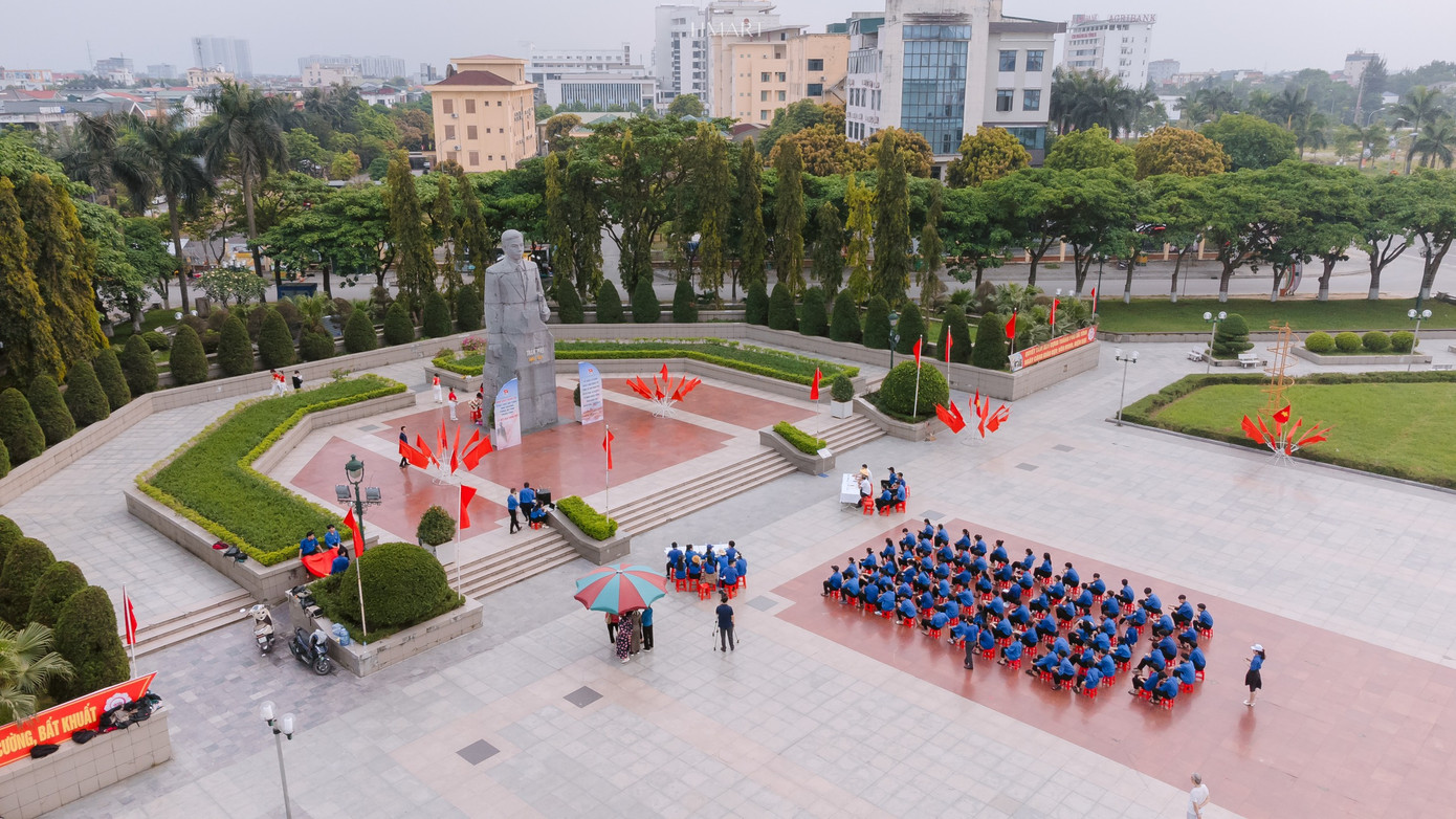 Thiết thực hướng tới kỷ niệm 120 năm Ngày sinh Tổng Bí thư Trần Phú (1/5/1904-1/5/2024), 70 năm Chiến thắng Điện Biên Phủ (7/5/1954-7/5/2024), Thành Đoàn Hà Tĩnh vừa bàn giao công trình thanh niên "Số hóa thông tin về cuộc đời, sự nghiệp đồng chí Trần Phú"; tổ chức buổi sinh hoạt chính trị "Tuổi trẻ Hà Tĩnh noi gương Tổng Bí thư Trần Phú". Ảnh: HN