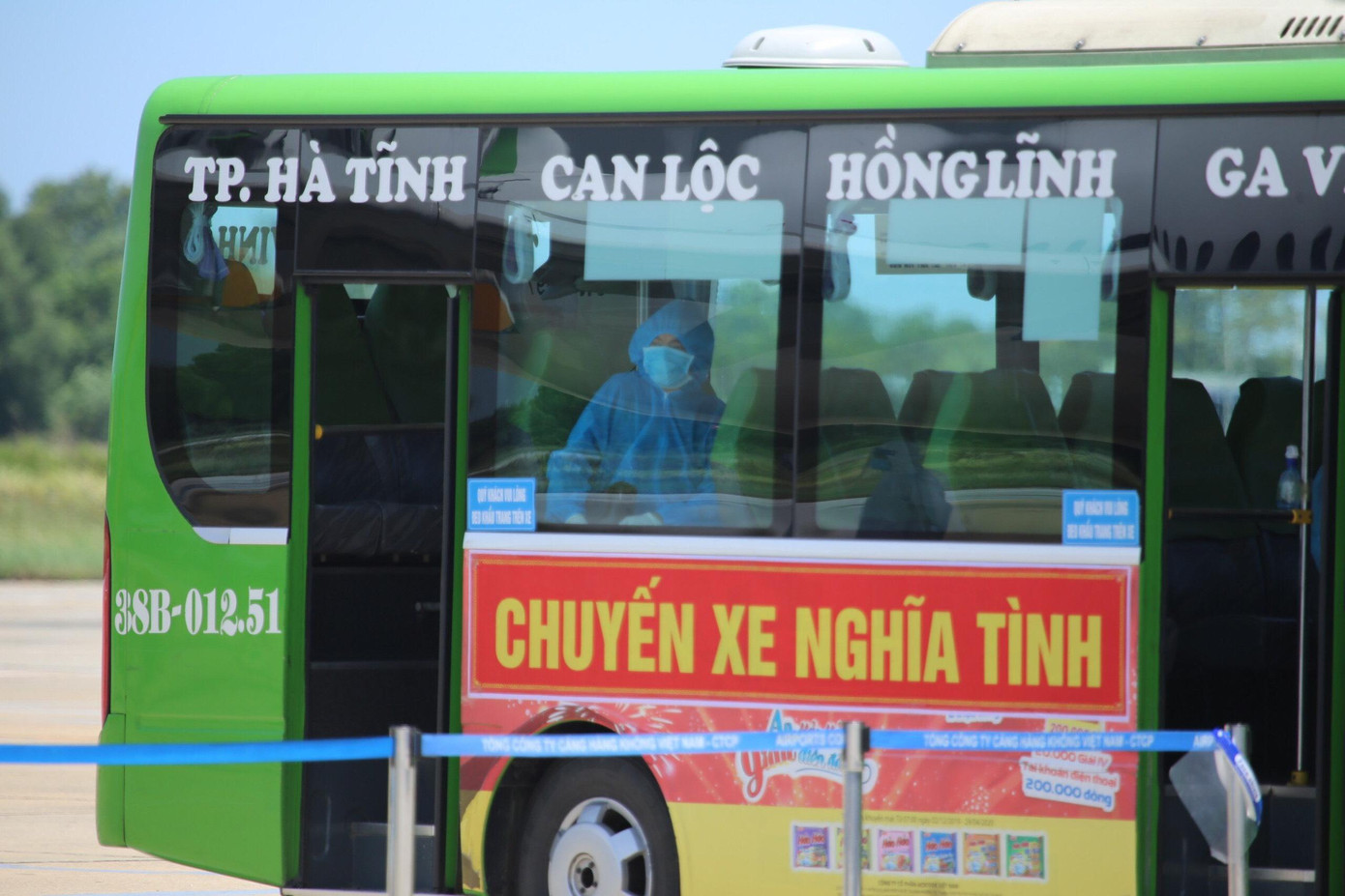 Ông Võ Trọng Hải - chủ tịch UBND tỉnh Hà Tĩnh cho biết, Hà Tĩnh có số lượng công dân trong miền Nam đông, địa phương chỉ đưa về được số lượng nhất định. “Những trường hợp không thể về quê, chúng tôi đang lên phương án để hỗ trợ họ, quyết tâm không để ai bị bỏ rơi”, ông Hải thông tin. Ông Võ Trọng Hải - chủ tịch UBND tỉnh Hà Tĩnh cho biết, Hà Tĩnh có số lượng công dân trong miền Nam đông, địa phương chỉ đưa về được số lượng nhất định. “Những trường hợp không thể về quê, chúng tôi đang lên phương án để hỗ trợ họ, quyết tâm không để ai bị bỏ rơi”, ông Hải thông tin.