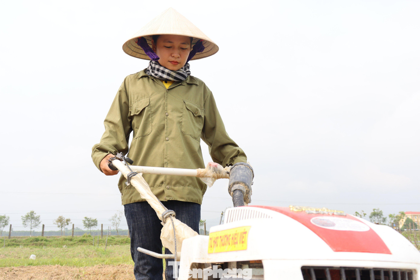 Tuy nhỏ bé, chân yếu tay mềm nhưng chị Hằng lại rất tháo vát trong các công việc sản xuất, sử dụng thành thạo các loại máy móc để cày, xới đất.