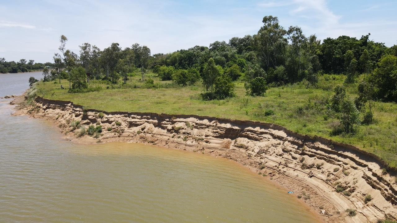 Bờ sông Ngàn Sâu bị sạt lở, ngày càng lấn sâu vào đất hoa màu của người dân. Bờ sông Ngàn Sâu bị sạt lở, ngày càng lấn sâu vào đất hoa màu của người dân.
