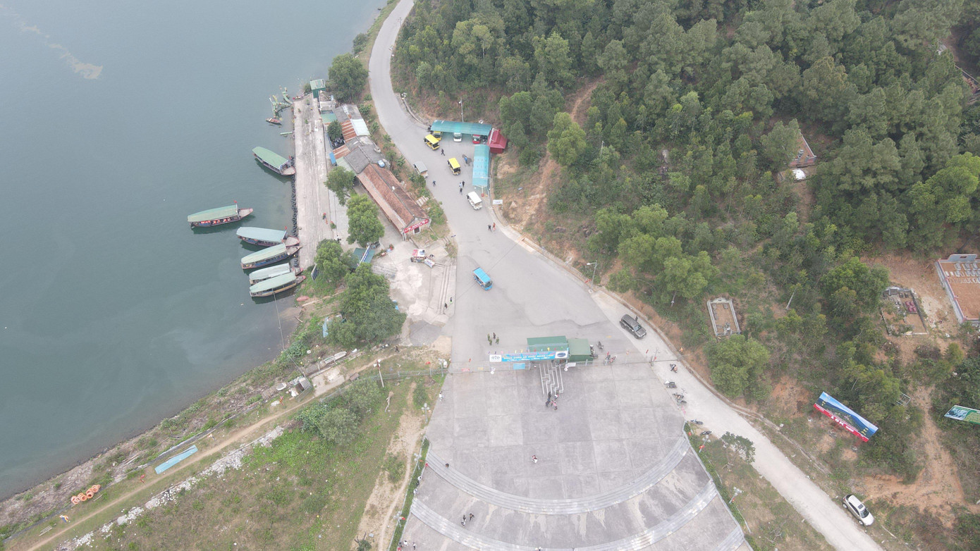 Ngôi chùa gồm Thượng điện, nền Trang Vương, am Thánh Mẫu. Xung quanh chùa có nhiều thắng tích, kỳ quan như động Tiên Nữ có 36 cửa vào, am Phun Mây, Miếu Cô, khe Tiên Tắm, suối Hương Tuyền, đập nhà Đường...