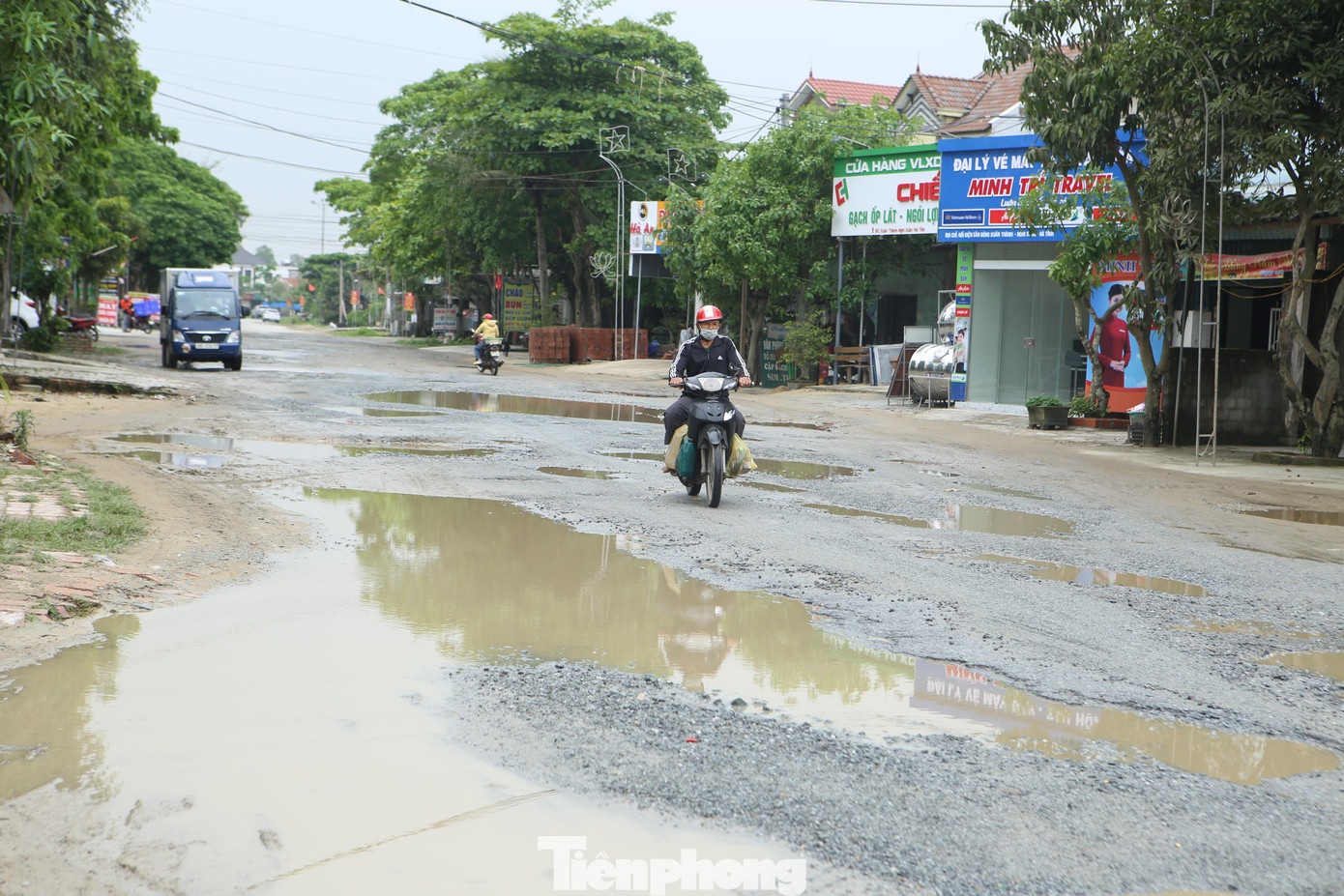 Nhiều năm nay, khoảng 4km đường 22/12 đoạn từ xã Xuân Thành đến xã Xuân Mỹ (huyện Nghi Xuân, tỉnh Hà Tĩnh) đã bị hư hỏng; một số điểm “biến” thành ao sau mỗi trận mưa.