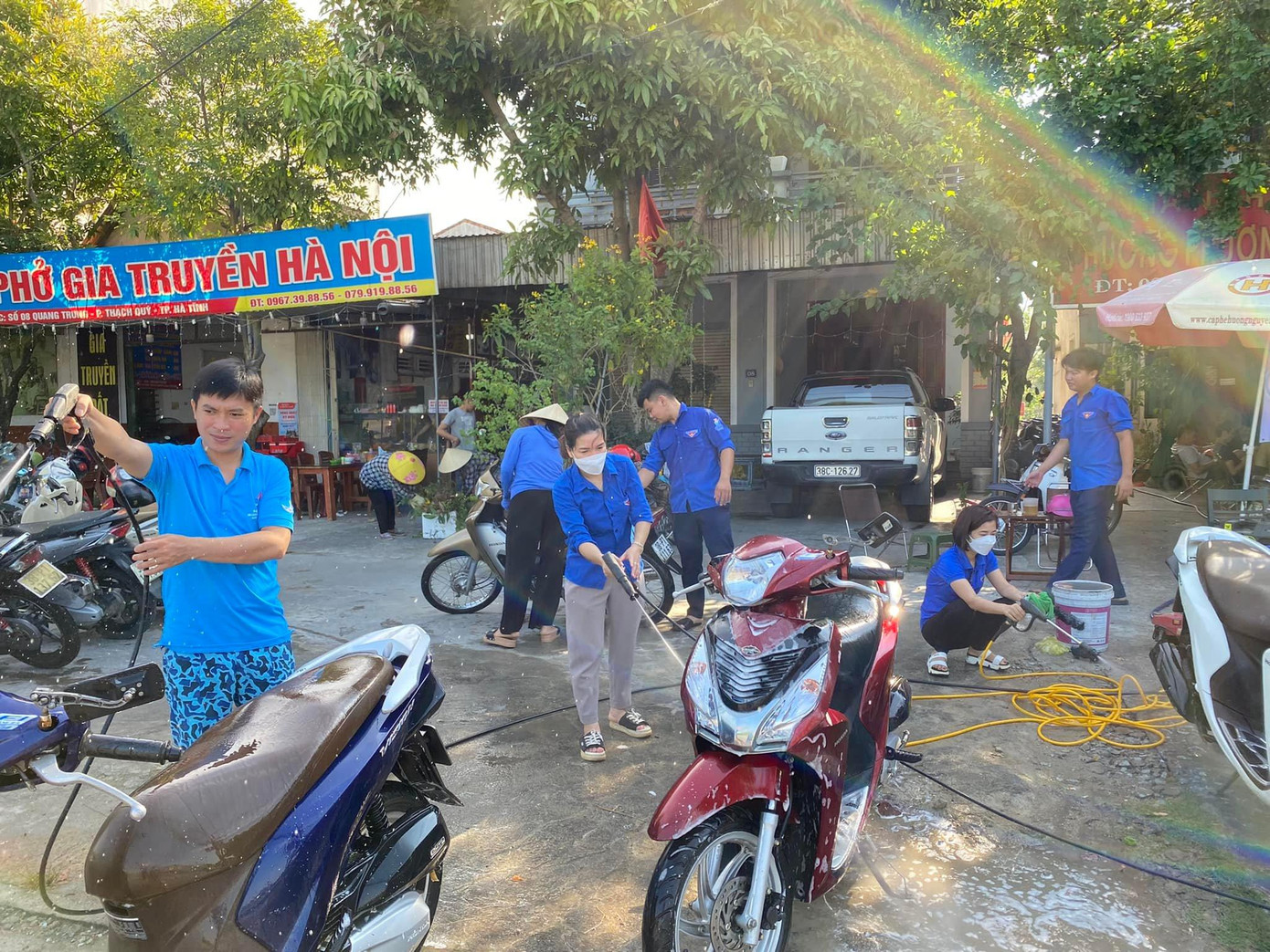 Khu vực đường Quang Trung, phường Thạch Quý, thành phố Hà Tĩnh trở thành nơi rửa xe gây quỹ của các tình nguyện viên phường Thạch Quý. Khu vực đường Quang Trung, phường Thạch Quý, thành phố Hà Tĩnh trở thành nơi rửa xe gây quỹ của các tình nguyện viên phường Thạch Quý.