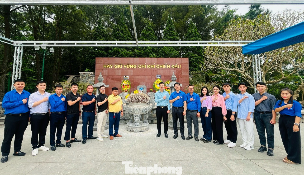 Trong chuyến hành trình, đoàn đại biểu đã tổ chức dâng hương tưởng niệm Cố Tổng Bí thư Trần Phú, Anh hùng Liệt sĩ Lý Tự Trọng và các Anh hùng Liệt sĩ TNXP Ngã ba Đồng Lộc.