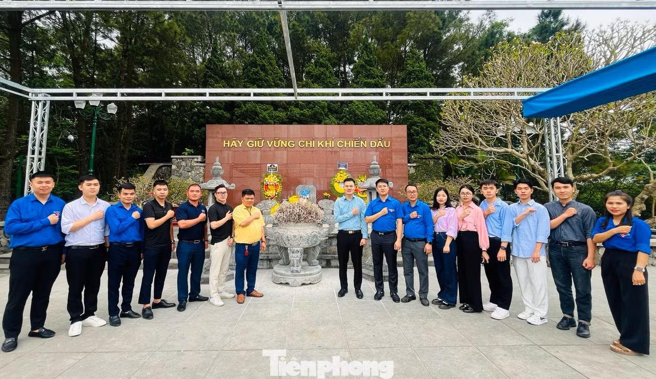 Trong chuyến hành trình, đoàn đại biểu đã tổ chức dâng hương tưởng niệm Cố Tổng Bí thư Trần Phú, Anh hùng Liệt sĩ Lý Tự Trọng và các Anh hùng Liệt sĩ TNXP Ngã ba Đồng Lộc.