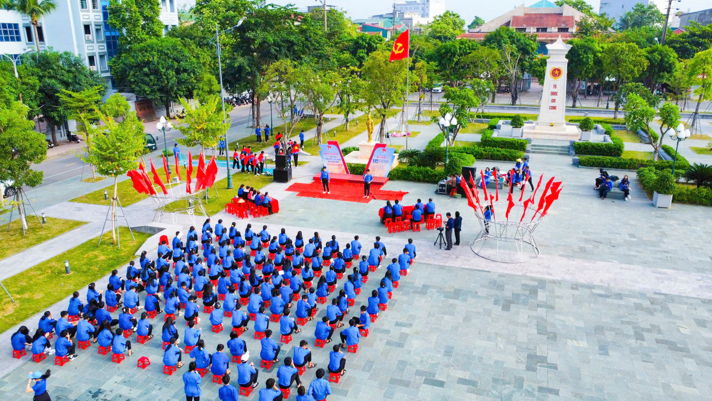 Buổi lễ kết nạp 110 đoàn viên mới và ra mắt công trình thanh niên “Số hoá thông tin về cuộc đời, sự nghiệp của đồng chí Lý Tự Trọng” diễn ra tại công viên Lý Tự Trọng. Buổi lễ kết nạp 110 đoàn viên mới và ra mắt công trình thanh niên “Số hoá thông tin về cuộc đời, sự nghiệp của đồng chí Lý Tự Trọng” diễn ra tại công viên Lý Tự Trọng.