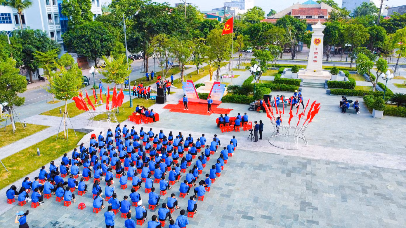 Buổi lễ kết nạp 110 đoàn viên mới và ra mắt công trình thanh niên “Số hoá thông tin về cuộc đời, sự nghiệp của đồng chí Lý Tự Trọng” diễn ra tại công viên Lý Tự Trọng. Buổi lễ kết nạp 110 đoàn viên mới và ra mắt công trình thanh niên “Số hoá thông tin về cuộc đời, sự nghiệp của đồng chí Lý Tự Trọng” diễn ra tại công viên Lý Tự Trọng.