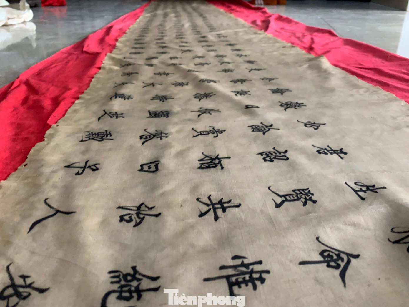 Không hoa văn, dù niên hiệu đã bị rách, nhưng với nét chữ Hán thanh mảnh nổi bật trên màu vàng óng của lụa gấm khiến sắc phong trở nên linh thiêng, huyền bí.