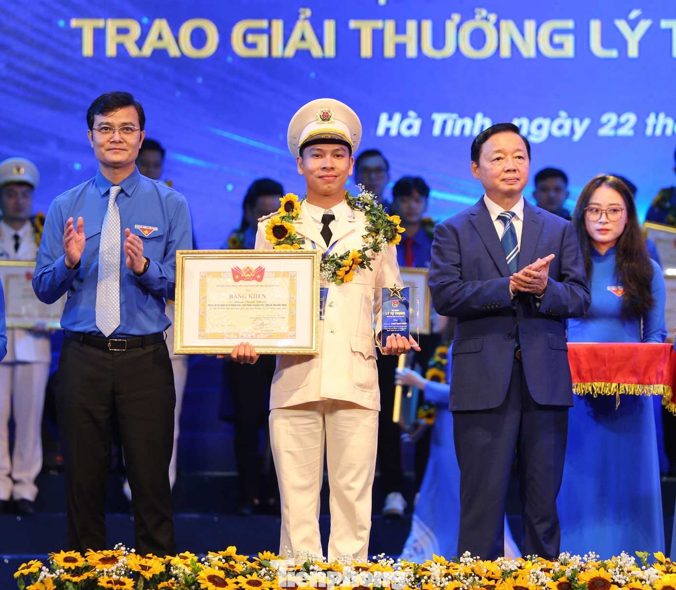 Trao giải thưởng Lý Tự Trọng cho 100 cán bộ Đoàn xuất sắc năm 2024.