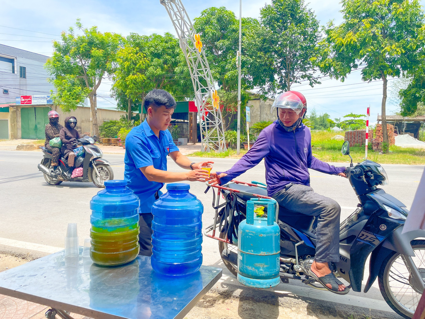 Tại thành phố Hà Tĩnh đã thành lập 2 điểm cấp nước miễn phí. Những bình nước miễn phí đặt trên vỉa hè thành phố giúp người đi đường giải nhiệt kịp thời, đặc biệt ý nghĩa với người lao động tự do làm việc thường xuyên ngoài trời.. Tại thành phố Hà Tĩnh đã thành lập 2 điểm cấp nước miễn phí. Những bình nước miễn phí đặt trên vỉa hè thành phố giúp người đi đường giải nhiệt kịp thời, đặc biệt ý nghĩa với người lao động tự do làm việc thường xuyên ngoài trời..