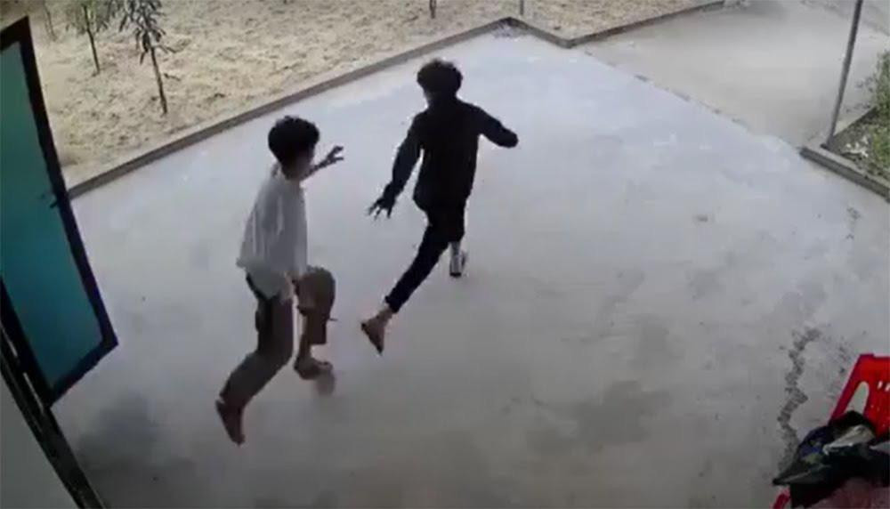 Phong cầm dao đuổi theo đâm vào người anh Tuấn dẫn đến tử vong (Ảnh cắt từ clip) Phong cầm dao đuổi theo đâm vào người anh Tuấn dẫn đến tử vong (Ảnh cắt từ clip)