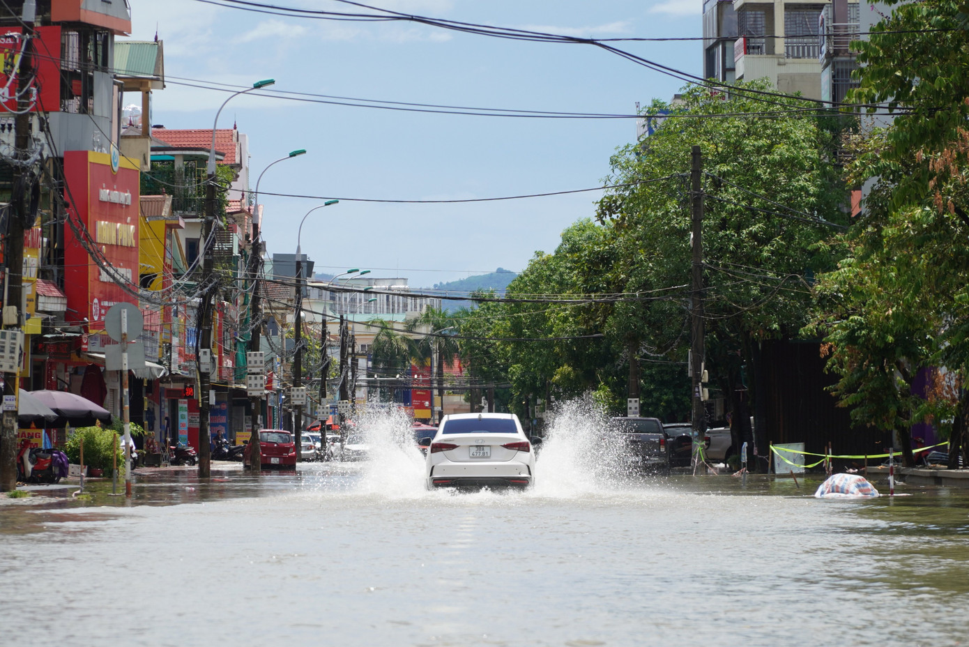 Mưa lớn kéo dài trong nhiều giờ đồng hồ từ sáng đến trưa 21/7 khiến nhiều tuyến đường tại thành phố Hà Tĩnh bị ngập do nước không kịp tiêu thoát.