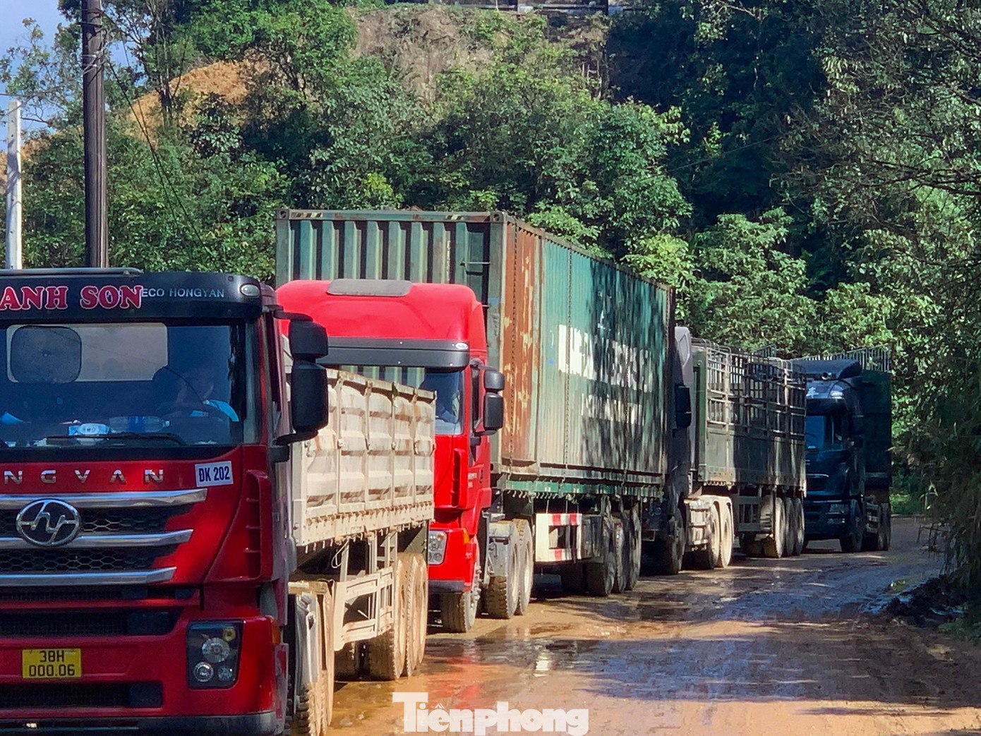 Anh Nguyễn Tuấn Linh – lái xe vận tải chở gỗ dăm sang Lào nhập hàng cho biết, những ngày bình thường chỉ mất thời gian ngắn sẽ đến tại cửa khẩu, nhưng những ngày cuối năm, số lượng xe đi đông, đường lại đang được sửa chữa nên nhiều điểm bị ùn tắc, lái xe phải chờ đợi hàng tiếng đồng hồ.
