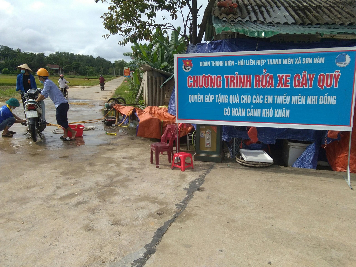 Chỉ trong 1 ngày tổ chức rửa xe gây quỹ tặng quà cho các em thiếu nhi có hoàn cảnh khó khăn trong dịp Tết Trung thu, Đoàn xã Sơn Hàm, huyện Hương Sơn (Hà Tĩnh) đã thu về gần 3 triệu đồng.