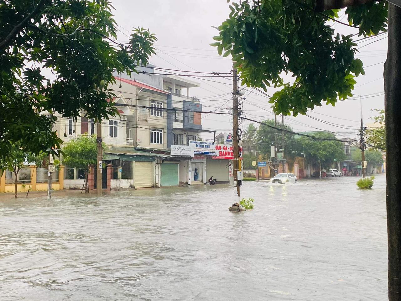 Tuyến đường mênh mông nước sau trận mưa kéo dài nhiều giờ đồng hồ.