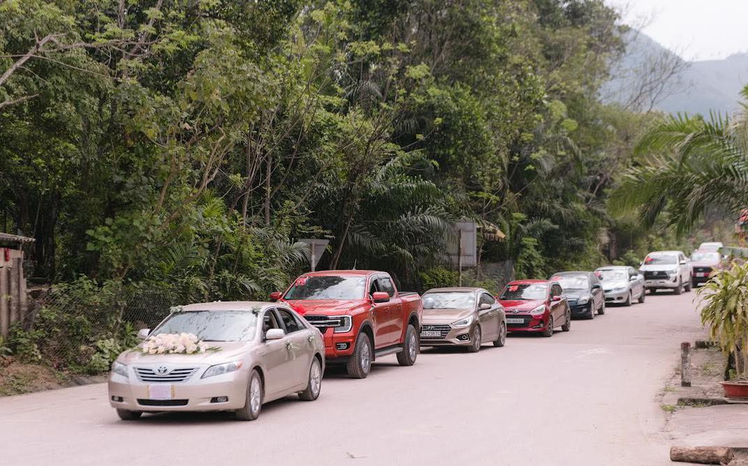 Sáng ngày cưới, chú rể lái chiếc xe ô tô đi trước, theo sau là đoàn đầu kéo container do các lái xe nhà cầm lái. “Tôi dặn lái xe phải đi đúng làn đường, đảm bảo khoảng cách để không ảnh hưởng người tham gia giao thông. Đoàn xe đi trên quốc lộ 8A, khi di chuyển thì nhiều người hai bên đường cũng háo hức chạy đến xem và chúc mừng vợ chồng”, anh Nhân kể. Sáng ngày cưới, chú rể lái chiếc xe ô tô đi trước, theo sau là đoàn đầu kéo container do các lái xe nhà cầm lái. “Tôi dặn lái xe phải đi đúng làn đường, đảm bảo khoảng cách để không ảnh hưởng người tham gia giao thông. Đoàn xe đi trên quốc lộ 8A, khi di chuyển thì nhiều người hai bên đường cũng háo hức chạy đến xem và chúc mừng vợ chồng”, anh Nhân kể.
