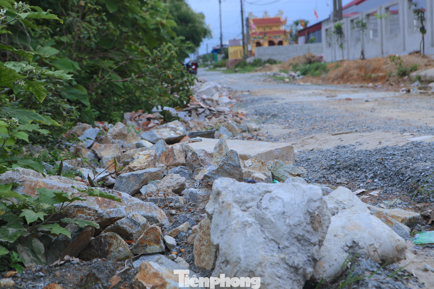 Trước khi lên khu tái định cư, chủ đầu tư cam kết hoàn thiện hạ tầng giao thông, tuy nhiên đến nay, sau nhiều năm lên khu tái định cư Tân Phúc Thành, hàng ngàn người dân sống trong cảnh bất an khi hệ thống đường đã xuống cấp, hạ tầng chưa hoàn thiện. Các tuyến đường tại khu tái định cư vào mùa nắng thì bụi, mùa mưa lầy lội.