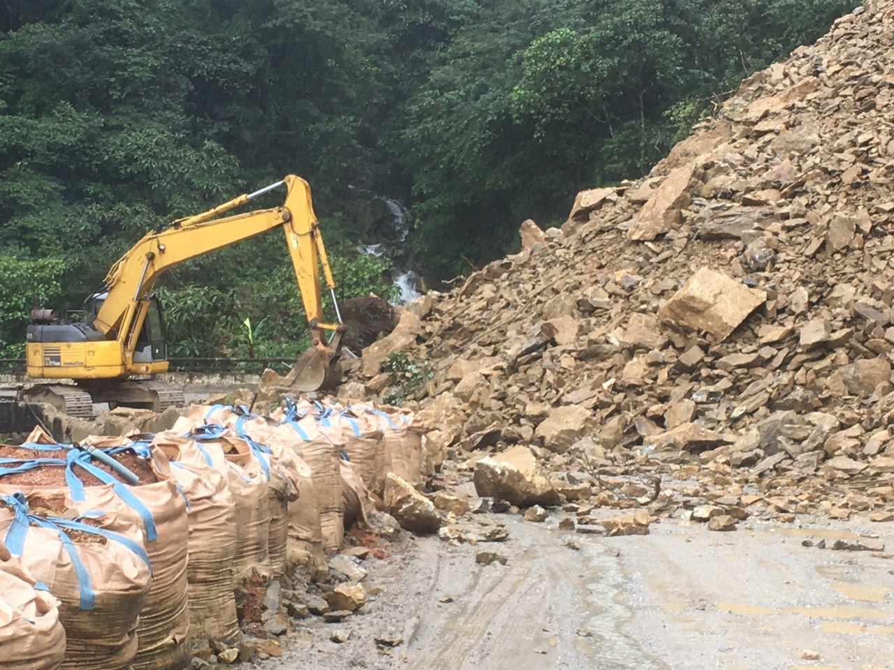 Khu vực này thường xuyên xảy ra sạt lở gây ảnh hưởng đến lưu thông qua tuyến.