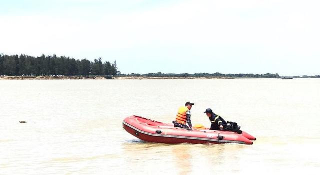 Lực lượng chức năng đang tìm tung tích cô gái dưới sông Lam. Lực lượng chức năng đang tìm tung tích cô gái dưới sông Lam.