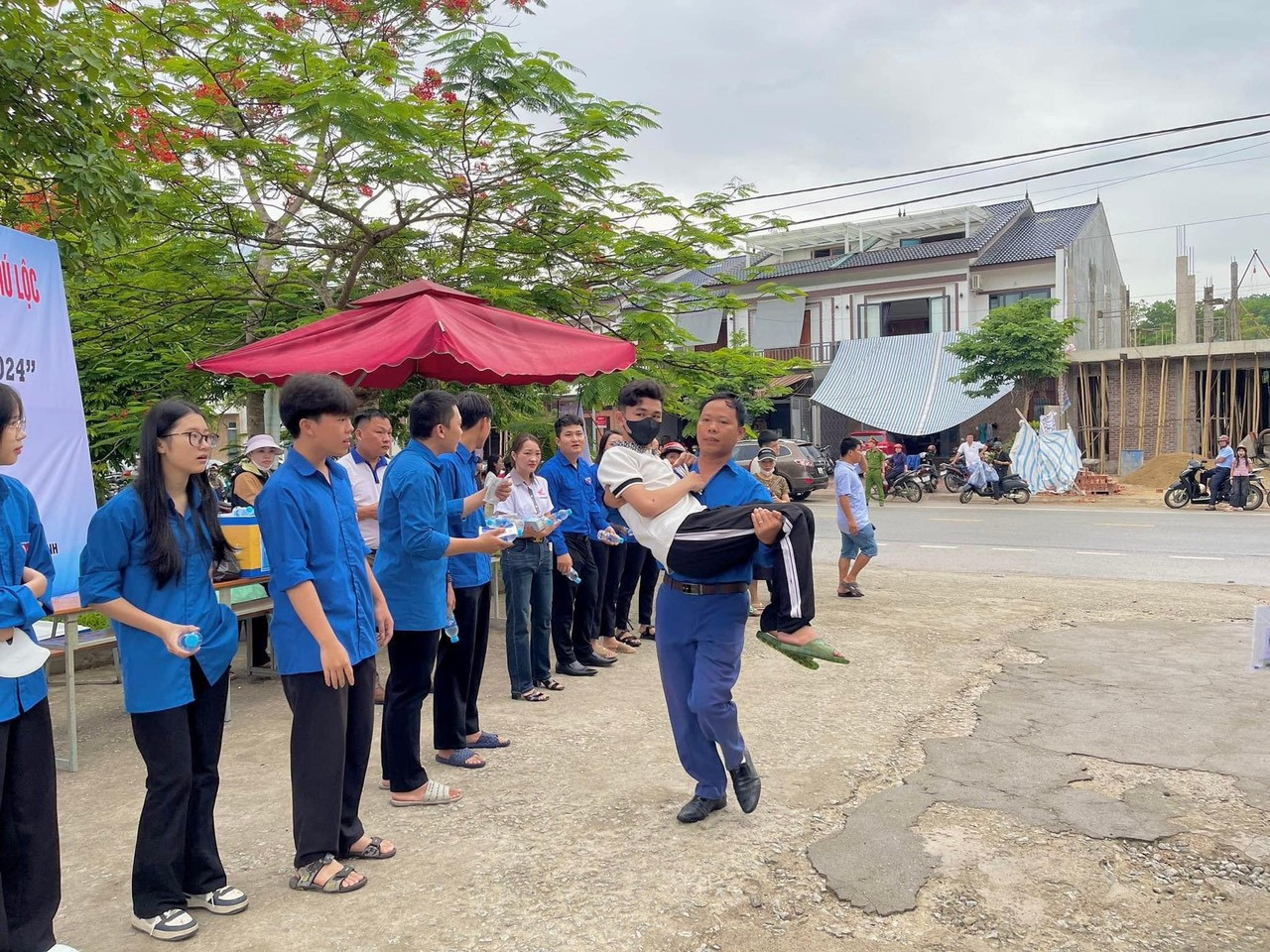 Tại điểm thi Trường THPT Hương Sơn, hình ảnh thanh niên tình nguyện hỗ trợ thí sinh bị thương ở chân vào phòng thi để lại nhiều ấn tượng đẹp.