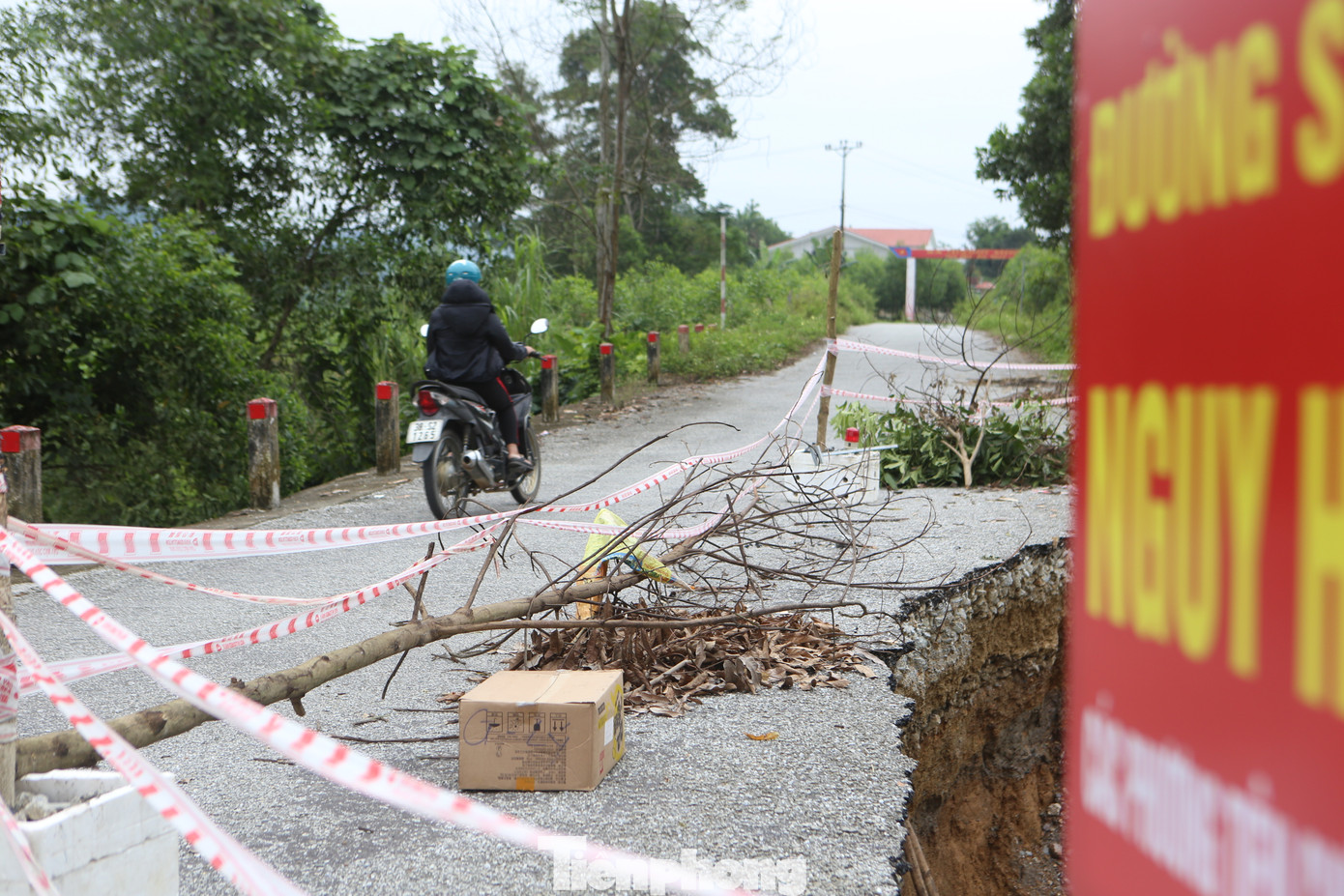 Đặc biệt, tình trạng sạt lở này vẫn tiếp tục lan rộng và khoét hàm ếch sâu vào lòng đường, có nguy cơ đổ sập bất cứ lúc nào nên tiềm ẩn nhiều nguy hiểm.