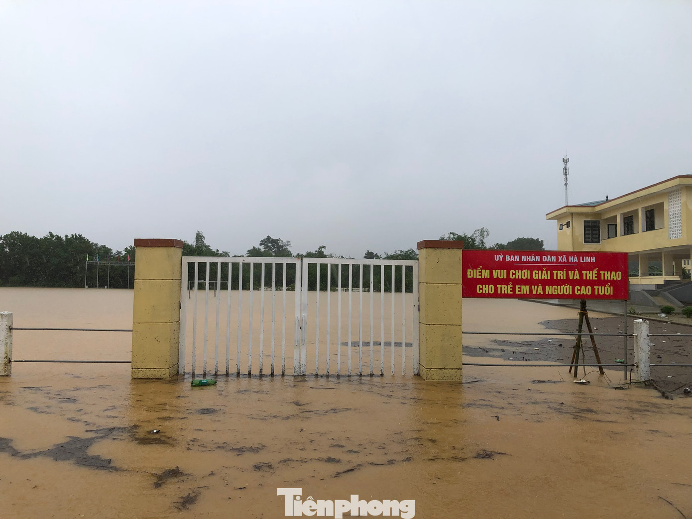 Mưa lớn kéo dài khiến hơn 40 hộ dân ở thôn 4, xã Hà Linh, bị nước bao vây. Nhiều đoạn đường liên thôn, nhà dân bị ngập hơn 1m.