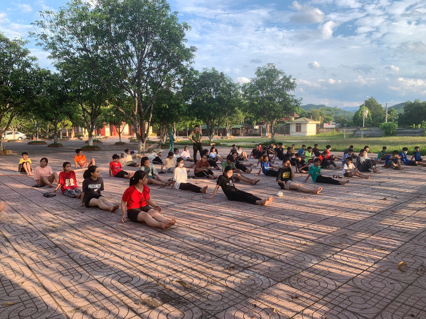 Lớp học được khai giảng từ đầu tháng 6, với hơn 100 em học sinh tham gia tập luyện. Thầy giáo ở đây là những chiến sỹ công an, đoàn viên thanh niên. Lớp học được khai giảng từ đầu tháng 6, với hơn 100 em học sinh tham gia tập luyện. Thầy giáo ở đây là những chiến sỹ công an, đoàn viên thanh niên.