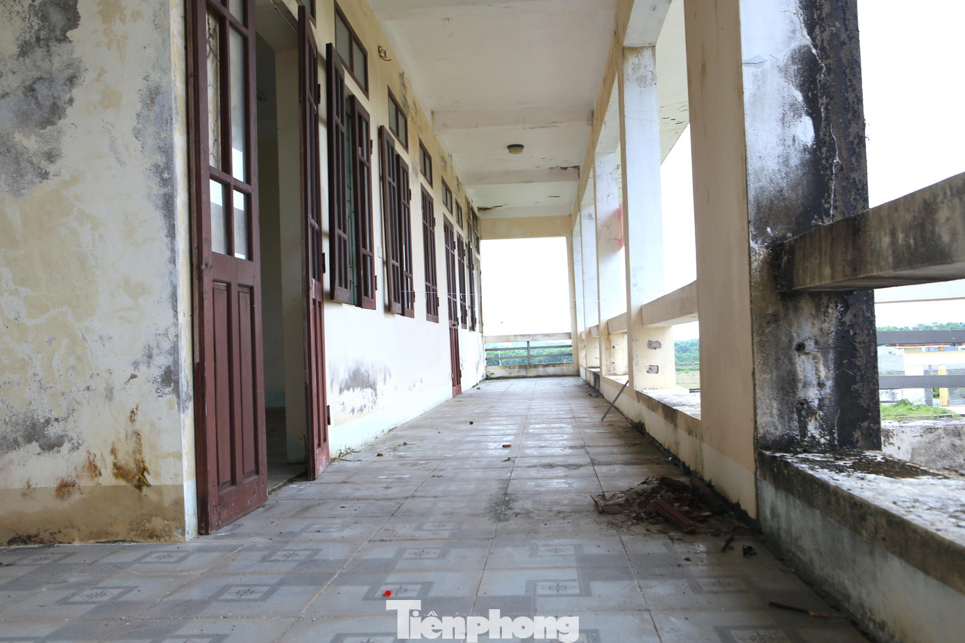 Tại dãy phòng học 2 tầng được xây dựng khang trang nhưng nay trở nên hoang phế, các phòng học trống trơ, một số phần cửa, điện đã bị hư hỏng.