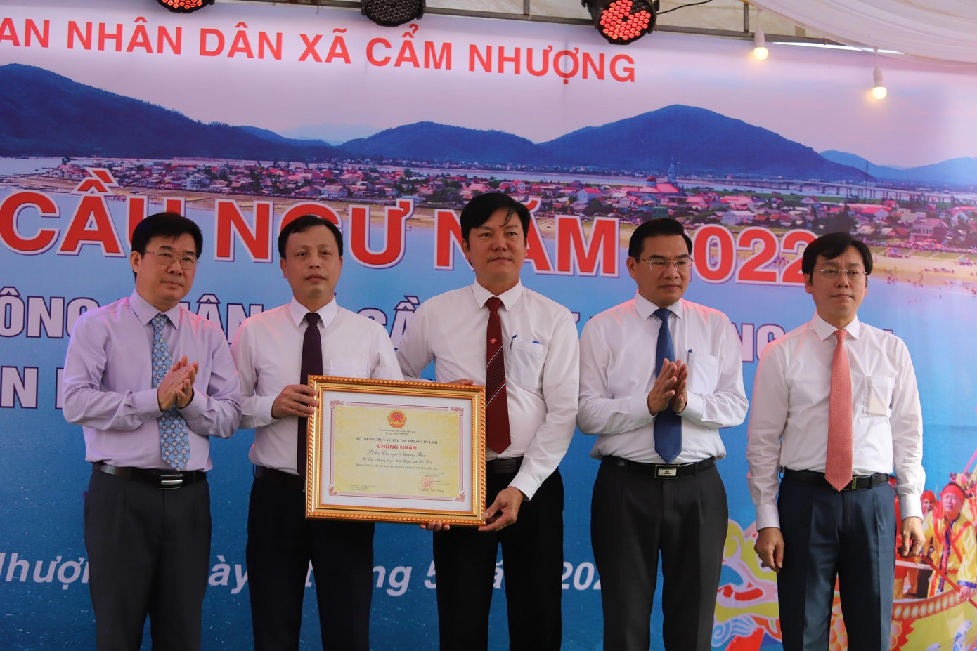 Trong ngày đại điện lãnh đạo Cục Di sản văn hóa (Bộ VH-TT-DL) cũng đã trao bằng chứng nhận Di sản văn hóa phi vật thể quốc gia cho chính quyền địa phương và nhân dân xã Cẩm Nhượng.