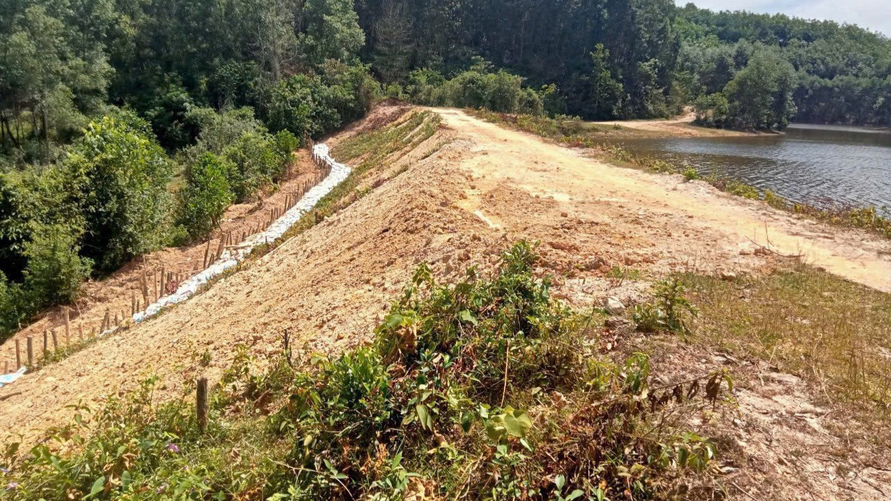 Hồ chứa nước Khe Cọi tại xã Hà Linh xuống cấp, chính quyền địa phương đã gia cố bằng cách đóng cọc nhồi, đắp bờ bao. Hồ chứa này xuất hiện nhiều điểm xói lở, hở khoét hàm ếch. Hồ chứa nước Khe Cọi tại xã Hà Linh xuống cấp, chính quyền địa phương đã gia cố bằng cách đóng cọc nhồi, đắp bờ bao. Hồ chứa này xuất hiện nhiều điểm xói lở, hở khoét hàm ếch.