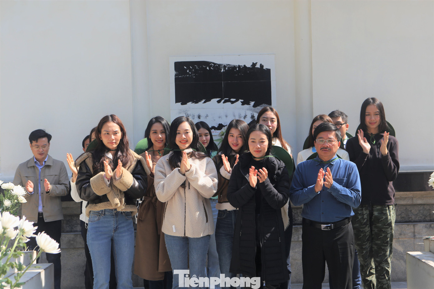 Sau khi dâng hương tưởng nhớ 10 nữ thanh niên xung phong, đoàn Hoa hậu, Á hậu cùng đồng hành hát ca khúc Cô gái mở đường.