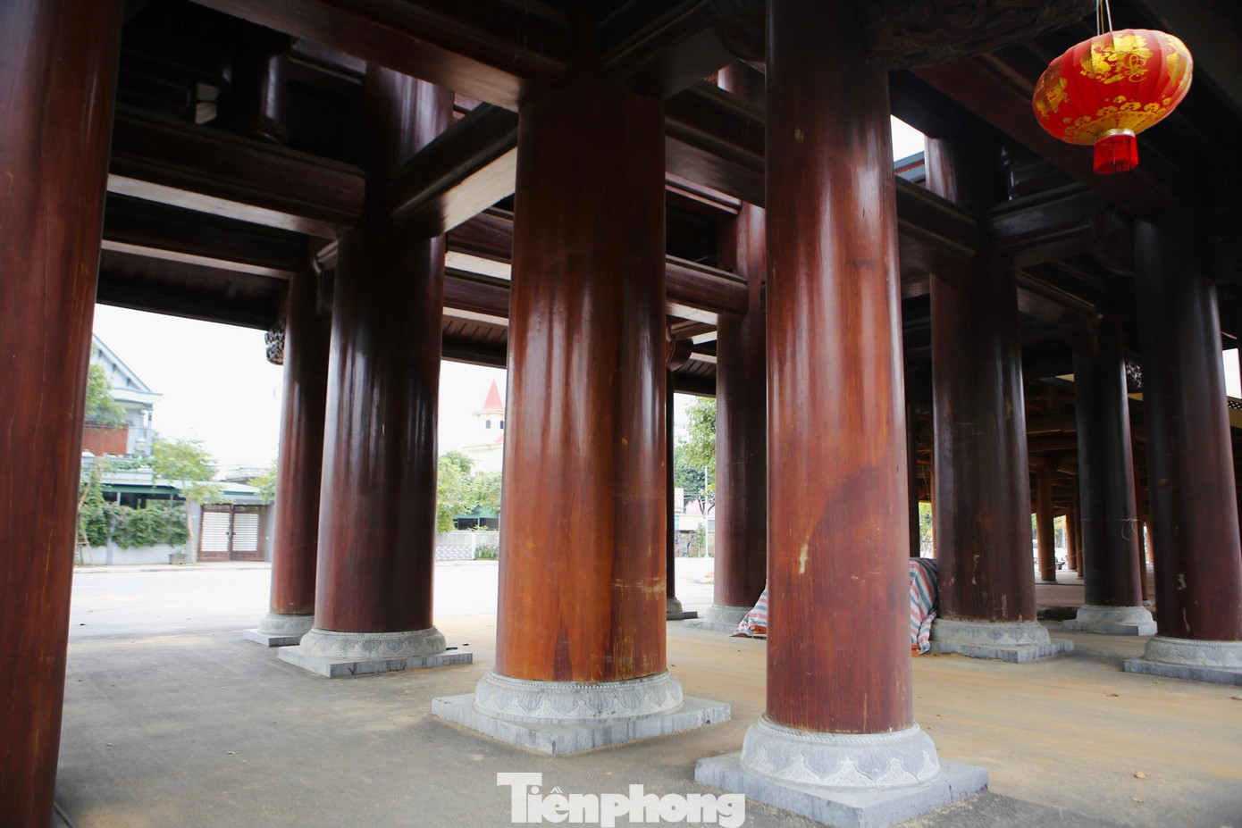 Cổng tam quan có chiều dài 16 m, chiều rộng 18 m. Có 16 cột trụ, cột chính nặng 18 tấn, cao 11 m, đường kính 1,3 m, cột phụ cao 6m đường kính 0,9 m , tổng cộng hơn 300 m3 gỗ lim và sến.