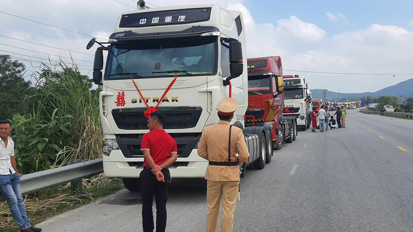 Hình ảnh về đám cưới này được chụp lại và đăng tải lên mạng xã hội gây xôn xao.