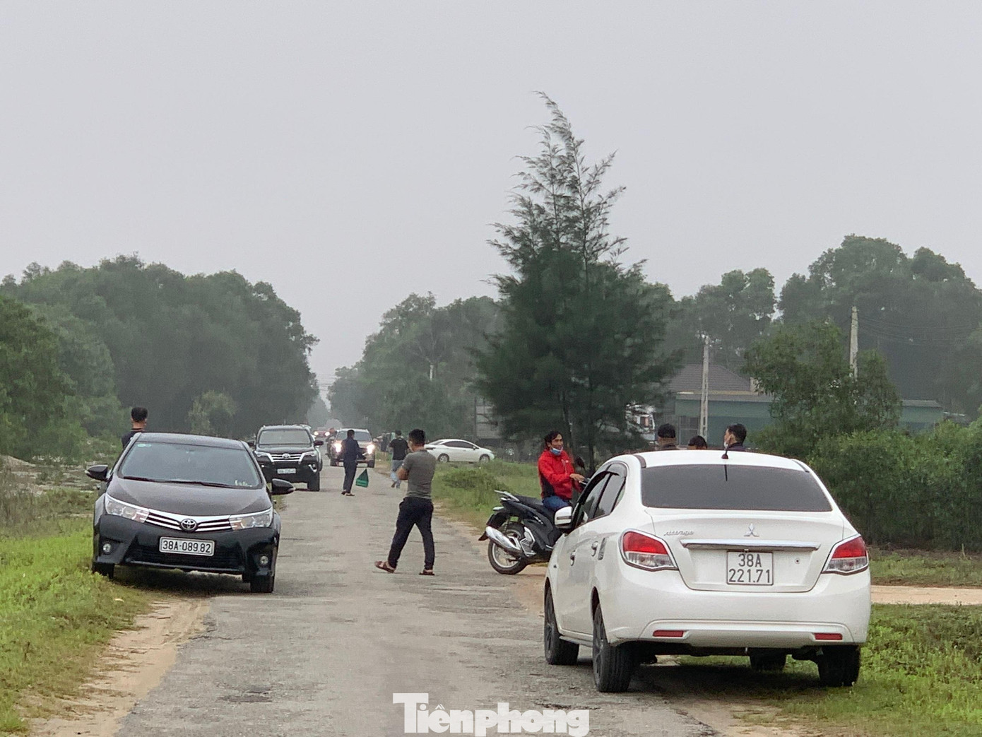 Ghi nhận ngày 28/3, dọc hai bên con đường này kéo dài khoảng 10km, cứ mỗi đoạn lại có một tốp người đứng xem đất. Thấy ai đến họ đều ra chào bán đất với giá đất 15 triệu đồng/m2. Và dọc tuyến đường này theo như những môi giới đất "chào hàng" thì cứ 200m2 bán với giá 3 tỷ đối với 1 mặt tiền, còn 2 mặt tiền giá 3,2 tỷ.